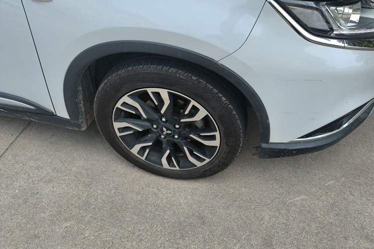 Used Mitsubishi Outlander 2020 2.0L Two-Wheel Drive Comfort Edition 5 Seats Right Front Wheel Hub