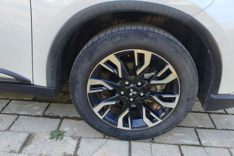 Used Mitsubishi Outlander 2020 2.4L 4x4 Zhi Xiang Edition 5 Seats Right Front Wheel Hub