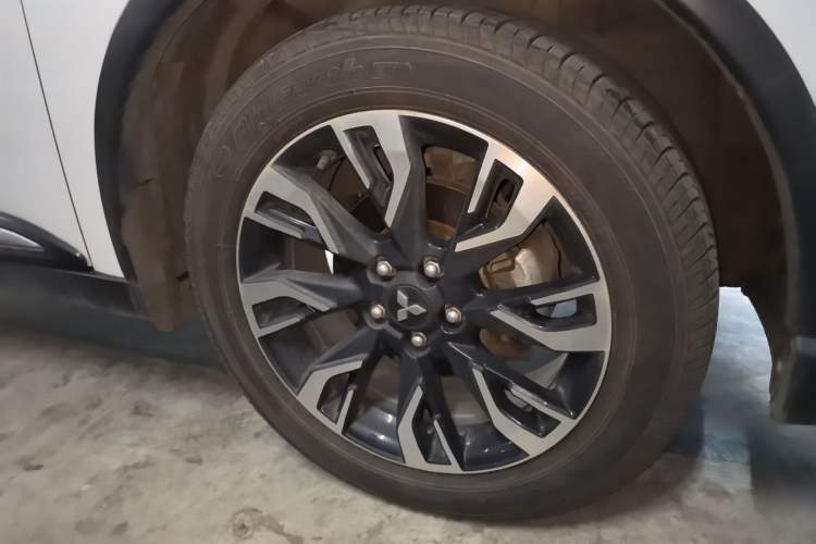 Used Mitsubishi Outlander 2020 2.4L 4x4 Zhi Xiang Edition 5 Seats Right Front Wheel Hub