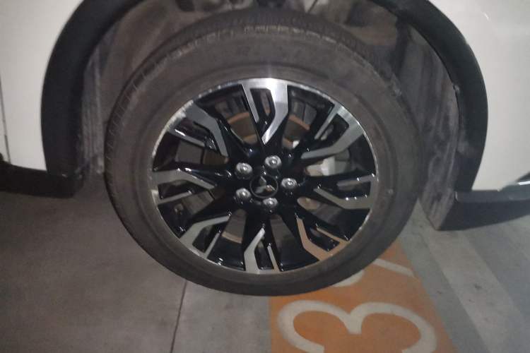 Used Mitsubishi Outlander 2020 2.0L Two-Wheel Drive Comfort Edition 7-Seater Right Front Wheel Hub