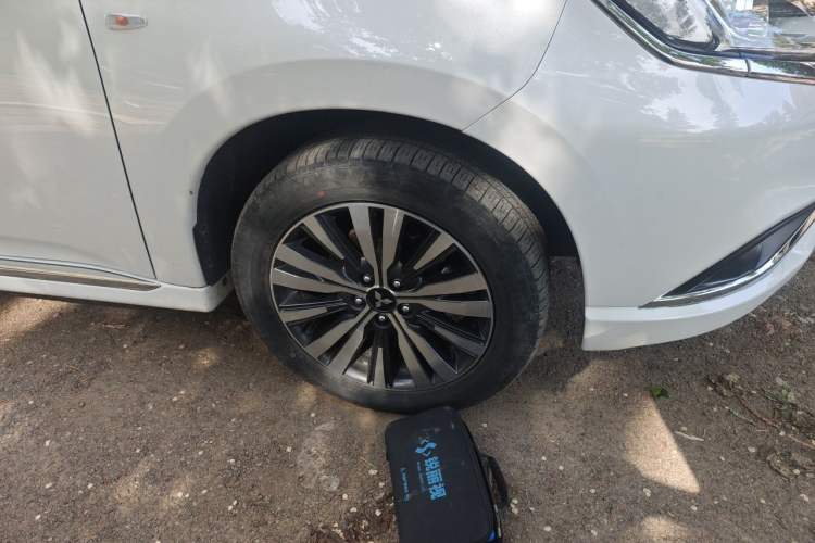 Used Mitsubishi Outlander 2020 2.0L Two-Wheel Drive Comfort Edition 5 Seats Right Front Wheel Hub