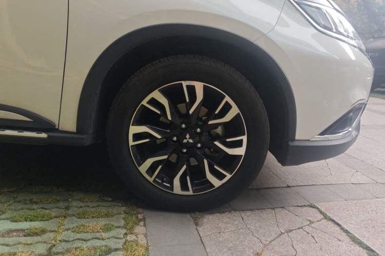 Used Mitsubishi Outlander 2020 2.4L 4x4 Zhi Xiang Edition 7-Seater Right Front Wheel Hub