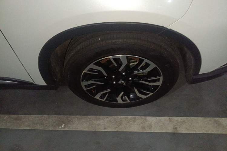 Used Mitsubishi Outlander 2020 2.4L 4x4 Zhi Xiang Edition 7-Seater Right Front Wheel Hub