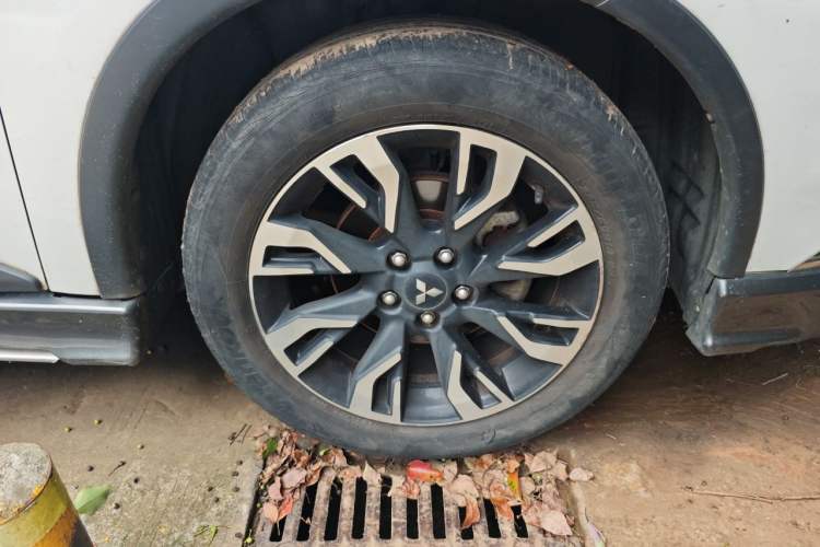 Used Mitsubishi Outlander 2020 2.4L 4x4 Zhi Xiang Edition 7-Seater Right Front Wheel Hub