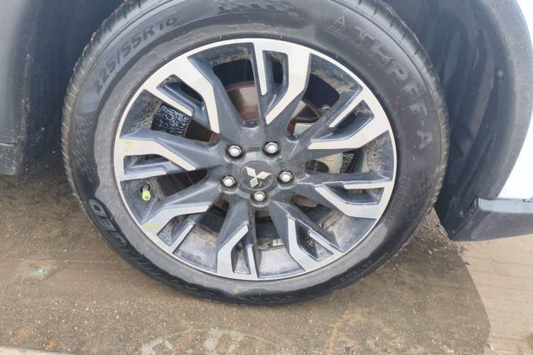 Used Mitsubishi Outlander 2020 2.4L 4x4 Zhi Xiang Edition 5 Seats Right Front Wheel Hub