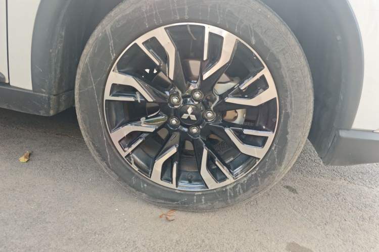 Used Mitsubishi Outlander 2020 2.4L 4x4 Zhi Xiang Edition 5 Seats Right Front Wheel Hub