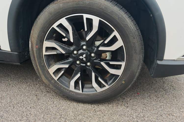 Used Mitsubishi Outlander 2020 2.0L Two-Wheel Drive Enjoyment Version 5 Seats Right Front Wheel Hub