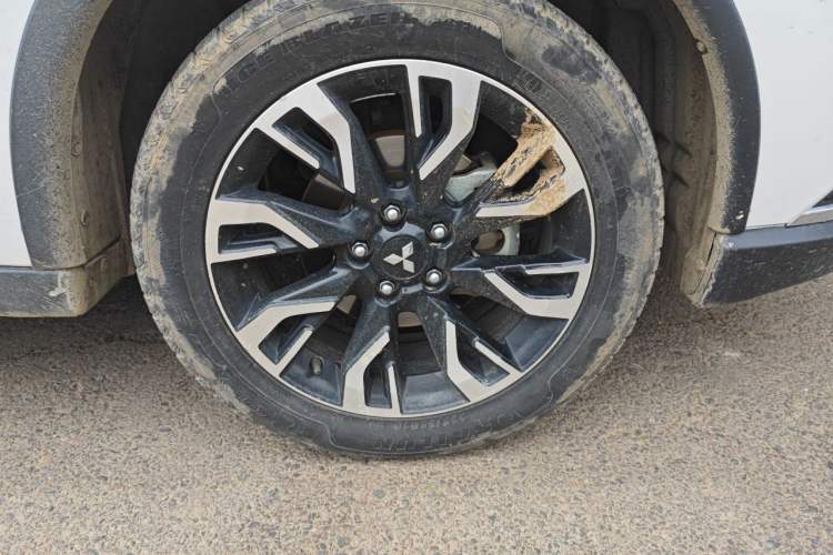 Used Mitsubishi Outlander 2020 2.4L 4x4 Zhi Xiang Edition 5 Seats Right Front Wheel Hub