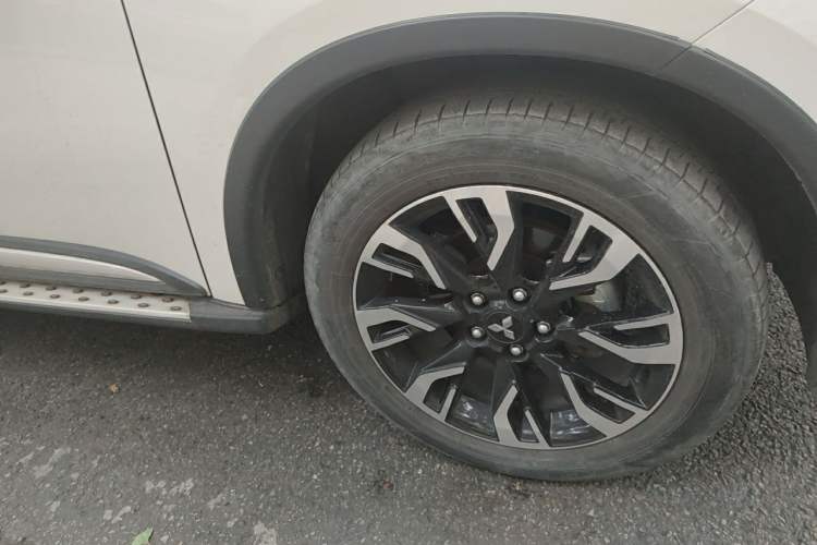 Used Mitsubishi Outlander 2020 2.4L 4x4 Zhi Xiang Edition 7-Seater Right Front Wheel Hub