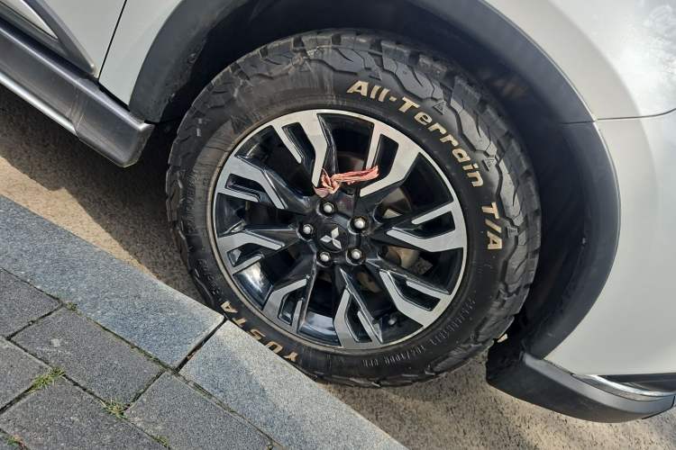 Used Mitsubishi Outlander 2020 2.4L 4x4 Zhi Xiang Edition 7-Seater Right Front Wheel Hub
