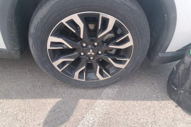 Used Mitsubishi Outlander 2020 2.4L 4x4 Zhi Xiang Edition 5 Seats Right Front Wheel Hub