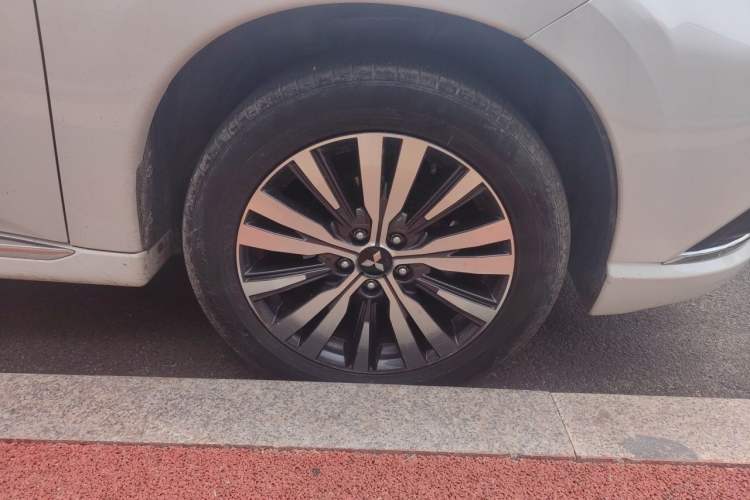 Used Mitsubishi Outlander 2020 2.0L Two-Wheel Drive Enjoyment Version 5 Seats Right Front Wheel Hub