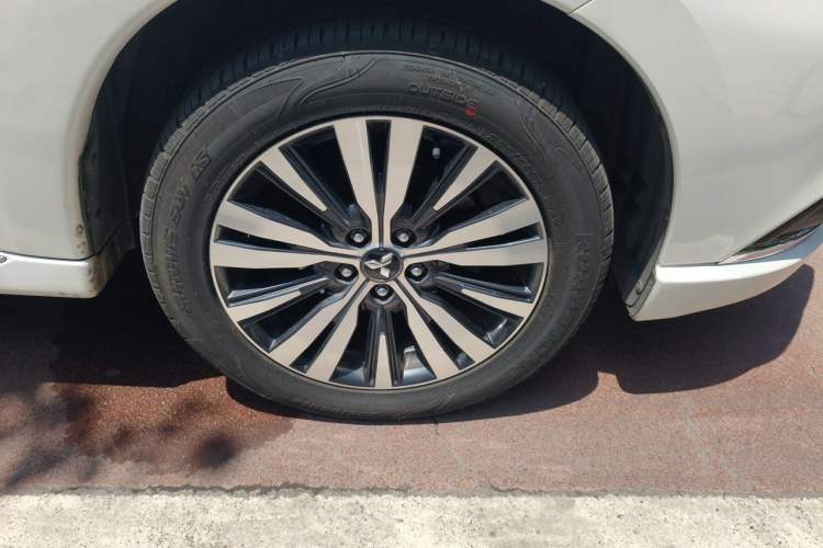 Used Mitsubishi Outlander 2020 2.4L 4x4 Zhi Xiang Edition 7-Seater Right Front Wheel Hub
