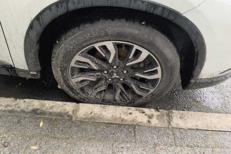 Used Mitsubishi Outlander 2020 2.4L 4x4 Zhi Xiang Edition 5 Seats Right Front Wheel Hub