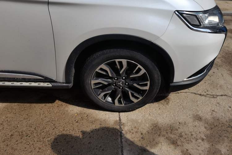 Used Mitsubishi Outlander 2020 2.0L Two-Wheel Drive Enjoyment Version 5 Seats Right Front Wheel Hub