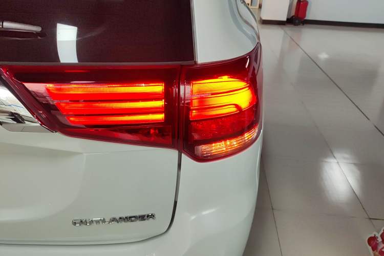 Used Mitsubishi Outlander 2020 2.0L Two-Wheel Drive Enjoyment Version 5 Seats Right Rear Taillight