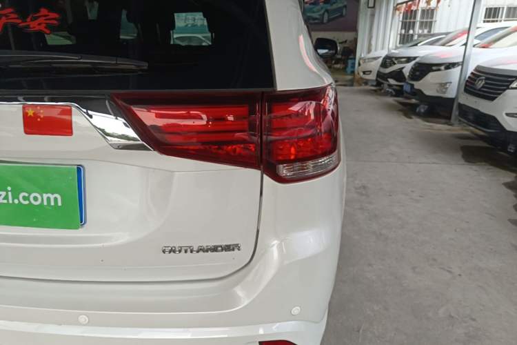 Used Mitsubishi Outlander 2020 2.0L Two-Wheel Drive Comfort Edition 7-Seater Right Rear Taillight