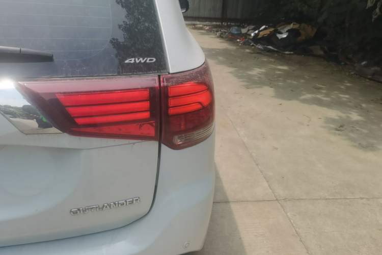 Used Mitsubishi Outlander 2020 2.4L 4x4 Zhi Xiang Edition 5 Seats Right Rear Taillight