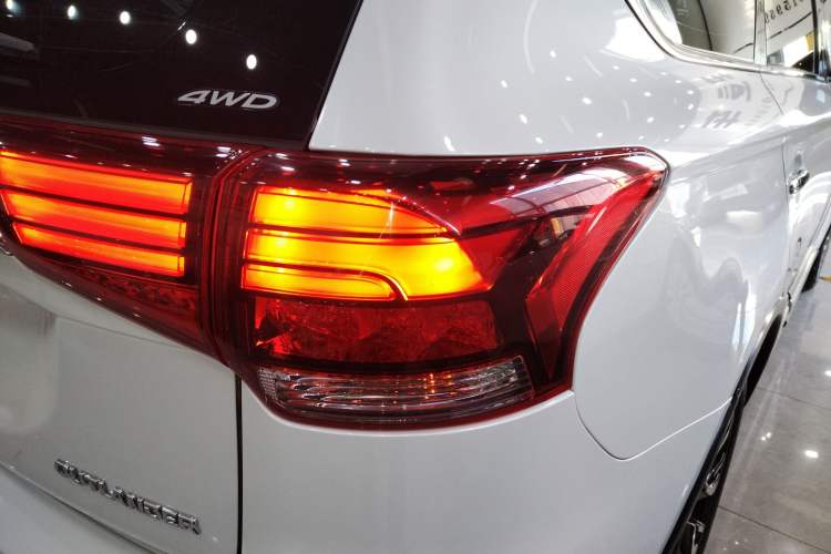 Used Mitsubishi Outlander 2020 2.4L 4x4 Zhi Xiang Edition 5 Seats Right Rear Taillight