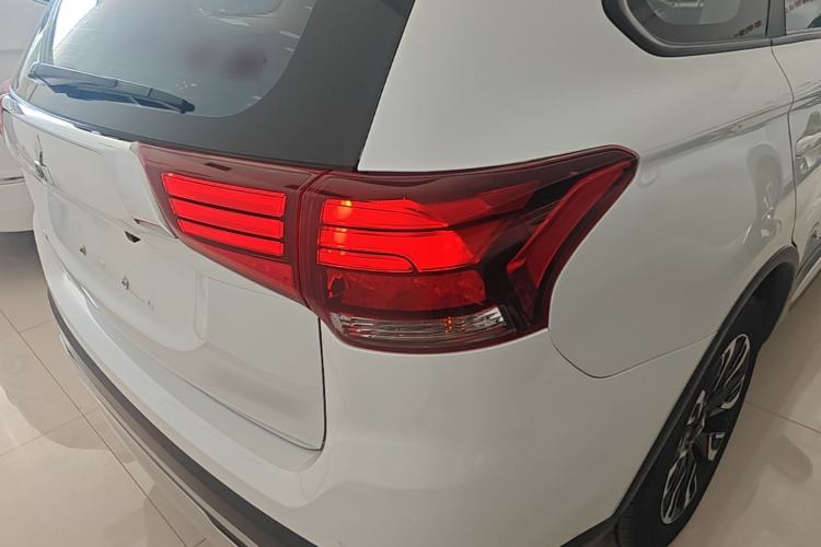 Used Mitsubishi Outlander 2020 2.0L Two-Wheel Drive Comfort Edition 7-Seater Right Rear Taillight