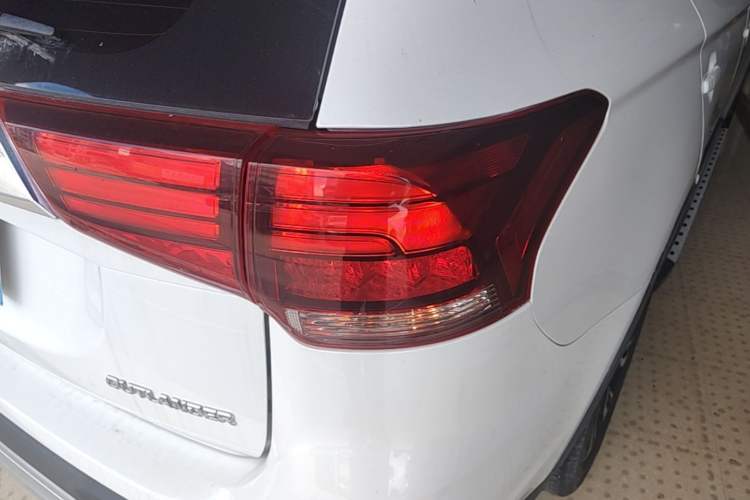 Used Mitsubishi Outlander 2020 2.0L Two-Wheel Drive Enjoyment Version 5 Seats Right Rear Taillight