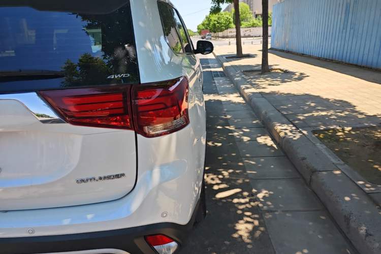 Used Mitsubishi Outlander 2020 2.4L 4x4 Zhi Xiang Edition 7-Seater Right Rear Taillight
