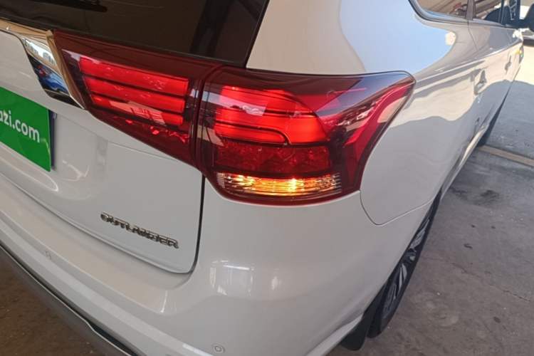 Used Mitsubishi Outlander 2020 2.0L Two-Wheel Drive Comfort Edition 5 Seats Right Rear Taillight
