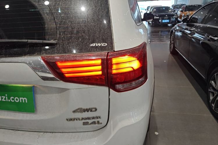 Used Mitsubishi Outlander 2020 2.4L 4x4 Zhi Xiang Edition 5 Seats Right Rear Taillight