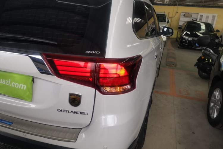 Used Mitsubishi Outlander 2020 2.4L 4x4 Zhi Xiang Edition 5 Seats Right Rear Taillight
