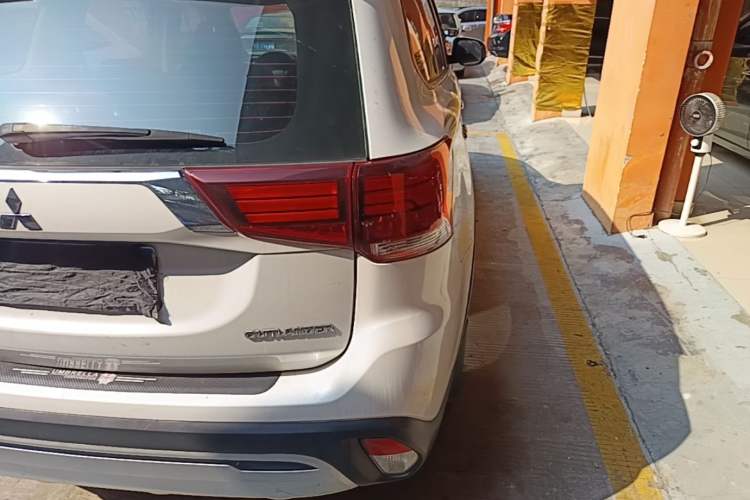 Used Mitsubishi Outlander 2020 2.0L Two-Wheel Drive Enjoyment Version 5 Seats Right Rear Taillight