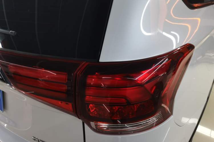 Used Mitsubishi Outlander 2020 2.0L Two-Wheel Drive Comfort Edition 5 Seats Right Rear Taillight