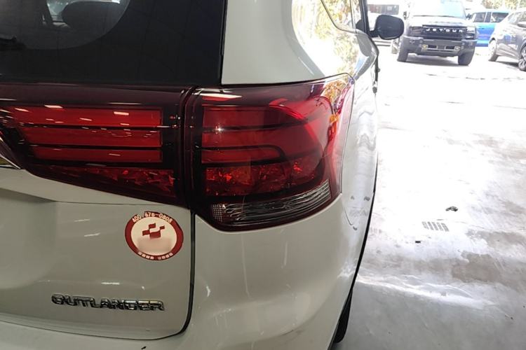 Used Mitsubishi Outlander 2020 2.0L Two-Wheel Drive Comfort Edition 7-Seater Right Rear Taillight
