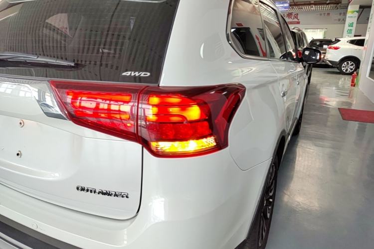 Used Mitsubishi Outlander 2020 2.4L 4x4 Zhi Xiang Edition 7-Seater Right Rear Taillight