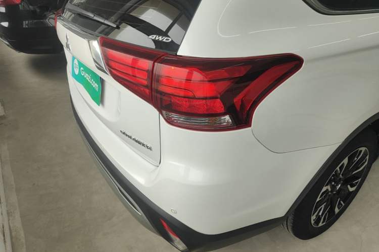 Used Mitsubishi Outlander 2020 2.4L 4x4 Zhi Xiang Edition 7-Seater Right Rear Taillight