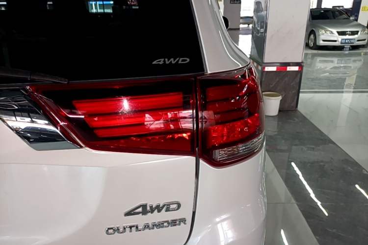 Used Mitsubishi Outlander 2020 2.4L 4x4 Zhi Xiang Edition 7-Seater Right Rear Taillight
