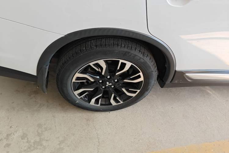 Used Mitsubishi Outlander 2020 2.0L Two-Wheel Drive Enjoyment Version 5 Seats Right Rear Wheel Hub