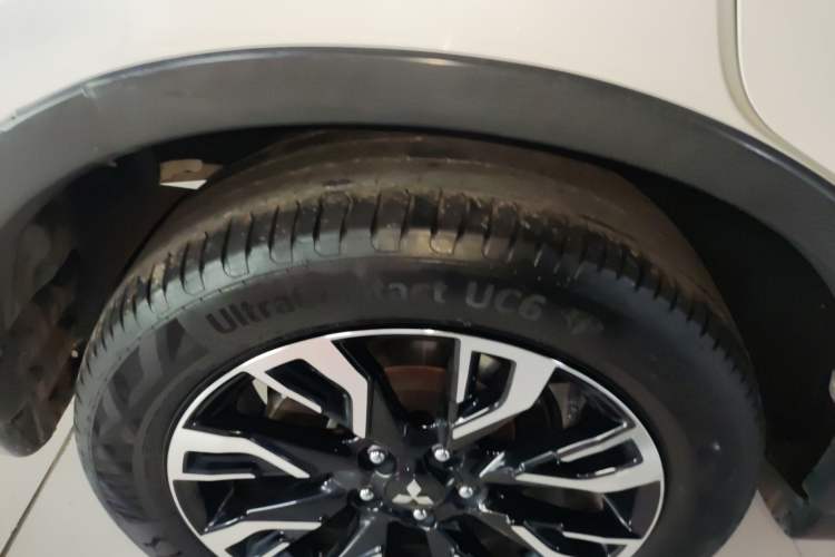 Used Mitsubishi Outlander 2020 2.0L Two-Wheel Drive Enjoyment Version 5 Seats Right Rear Wheel Hub