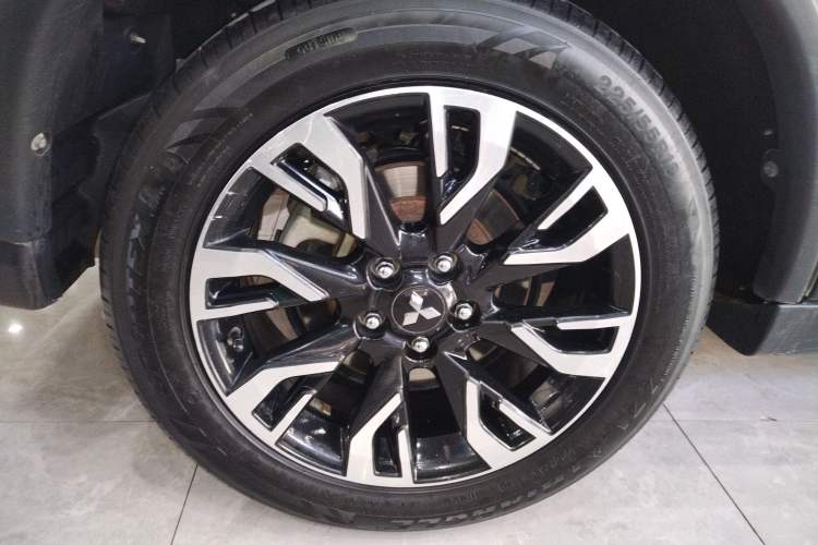 Used Mitsubishi Outlander 2020 2.4L 4x4 Zhi Xiang Edition 5 Seats Right Rear Wheel Hub