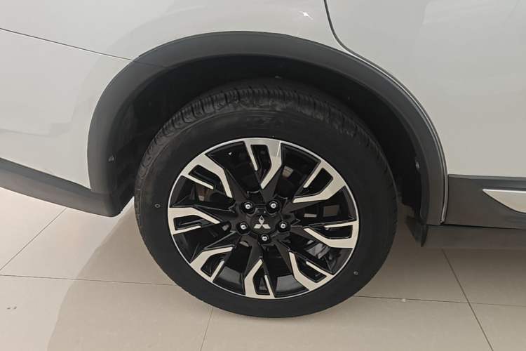 Used Mitsubishi Outlander 2020 2.0L Two-Wheel Drive Comfort Edition 7-Seater Right Rear Wheel Hub