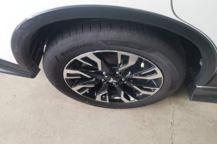 Used Mitsubishi Outlander 2020 2.4L 4x4 Zhi Xiang Edition 5 Seats Right Rear Wheel Hub