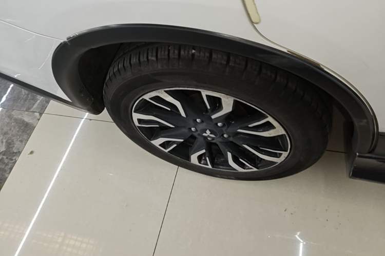 Used Mitsubishi Outlander 2020 2.4L 4x4 Zhi Xiang Edition 5 Seats Right Rear Wheel Hub