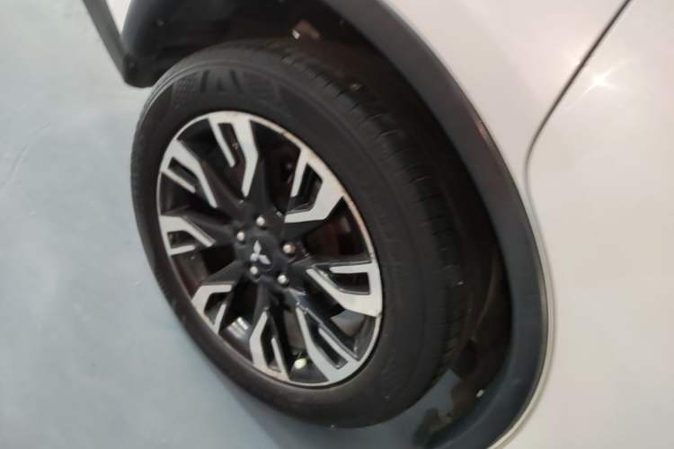 Used Mitsubishi Outlander 2020 2.4L 4x4 Zhi Xiang Edition 7-Seater Right Rear Wheel Hub