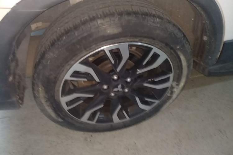Used Mitsubishi Outlander 2020 2.0L Two-Wheel Drive Enjoyment Version 5 Seats Right Rear Wheel Hub