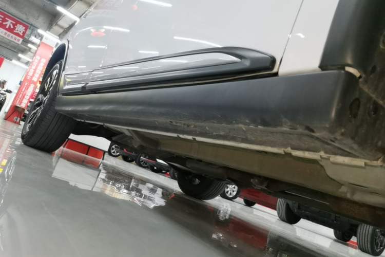 Used Mitsubishi Outlander 2020 2.0L Two-Wheel Drive Comfort Edition 5 Seats Right Side Sill