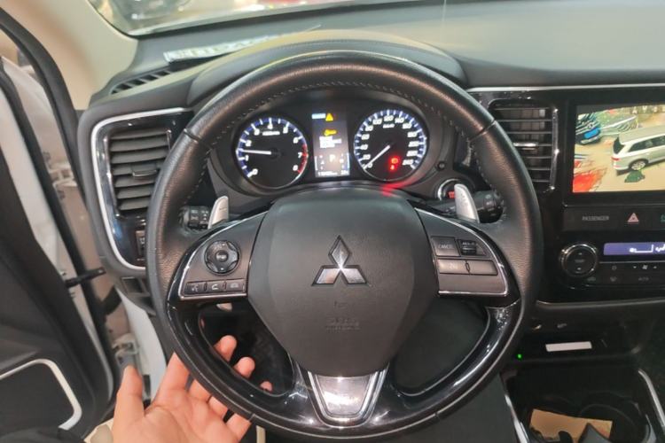 Used Mitsubishi Outlander 2020 2.4L 4x4 Zhi Xiang Edition 5 Seats Steering Wheel