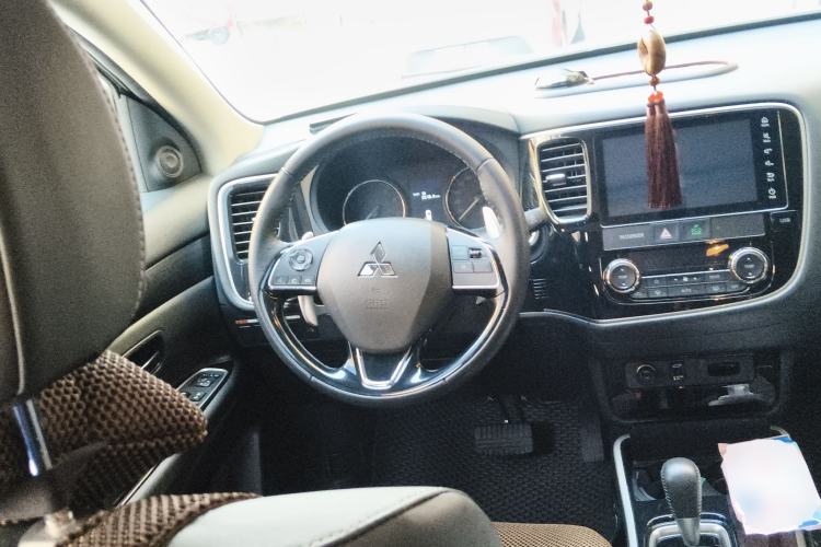Used Mitsubishi Outlander 2020 2.4L 4x4 Zhi Xiang Edition 5 Seats Steering Wheel