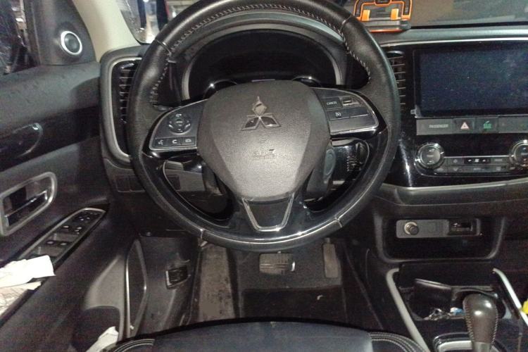 Used Mitsubishi Outlander 2020 2.0L Two-Wheel Drive Comfort Edition 7-Seater Steering Wheel