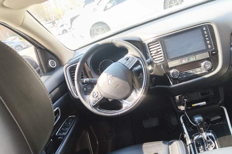 Used Mitsubishi Outlander 2020 2.0L Two-Wheel Drive Enjoyment Version 5 Seats Steering Wheel