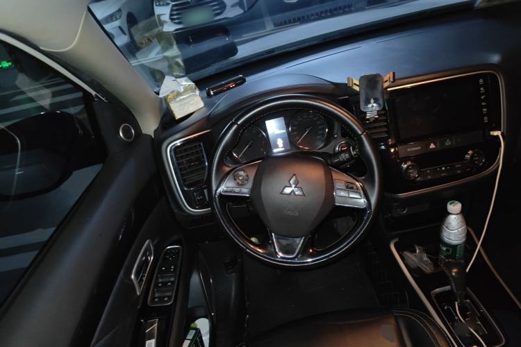 Used Mitsubishi Outlander 2020 2.0L Two-Wheel Drive Comfort Edition 7-Seater Steering Wheel