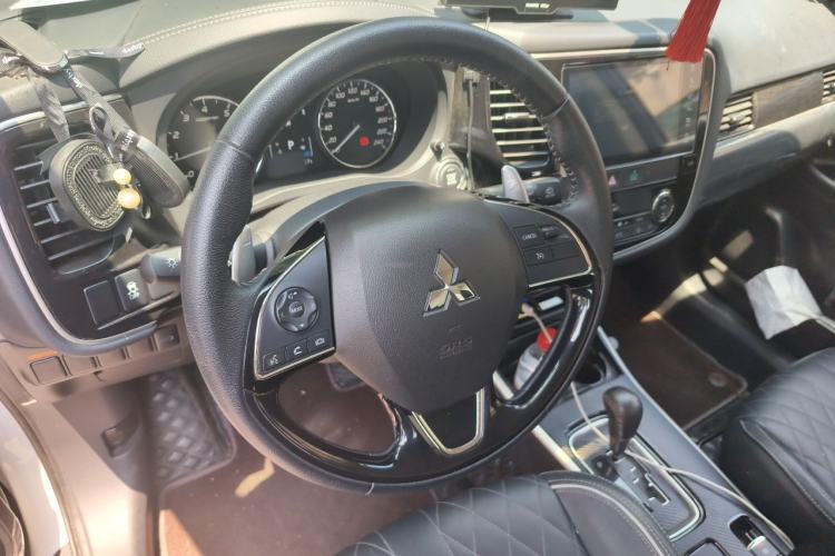 Used Mitsubishi Outlander 2020 2.4L 4x4 Zhi Xiang Edition 5 Seats Steering Wheel